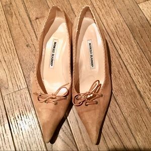 VINTAGE. MANOLO BLAHNIK SUEDE KITTEN HEELS  SZ 38